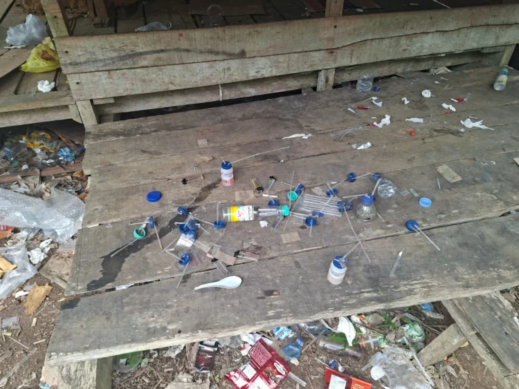 Tim Polres Dharmasraya temukan sejumlah alat yang diduga tempat pakai sabu di tengah Ladang Sawit, Jumat (9/10/2026)