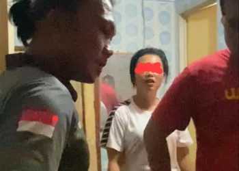 Petugas saat menggerebek pasangan bukan suami istri di Tarusan, Pessel, Kamis (8/10/2026)