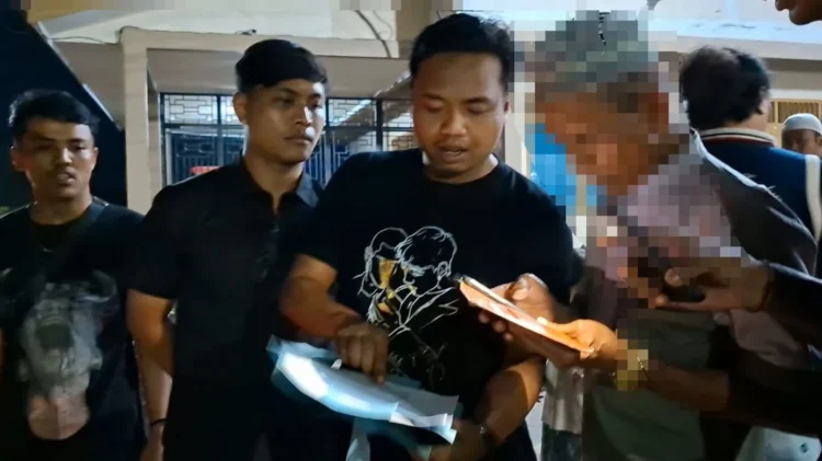 Tersangka saat diamankan Polres Sijunjung