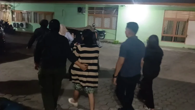 Satpol PP Padang Amankan Lima Wanita dari Tempat Hiburan Malam dan Taman Rimbo Kaluang, Sabtu (17/10/2026), dini hari