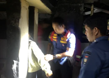 Damkar saat melakukan penyelamatan