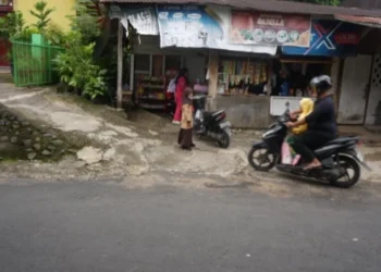Jalan Koto Tuo diperbaiki karena menjadi akses utama ke lokasi terdampak bencana dan menjadi bagian pendukung akses ke lokasi hunian tetap di Lambung Bukik, Padang (Dok. Tim Media Satgas PRR)