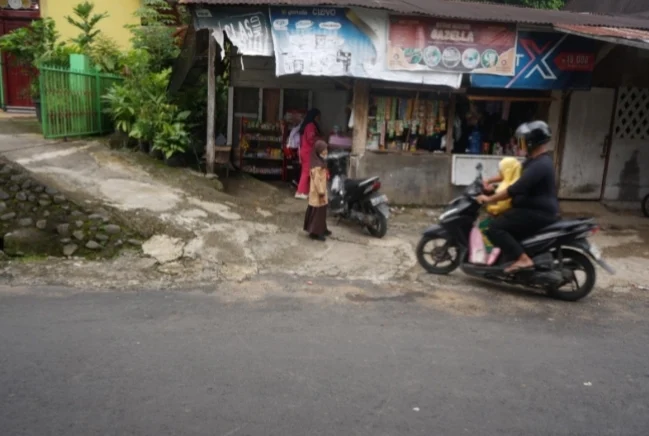 Jalan Koto Tuo diperbaiki karena menjadi akses utama ke lokasi terdampak bencana dan menjadi bagian pendukung akses ke lokasi hunian tetap di Lambung Bukik, Padang (Dok. Tim Media Satgas PRR)