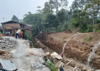 Normalisasi dan pembangunan tanggul Sungai Batang Lasi, di Kabupaten Agam, Sumatera Barat. Sungai ikut diperlebar, dan dilakukan pengecoran. Tanggul menggunakan sistem berundak dua tingkat. Foto: Tim Media Satgas PRR.