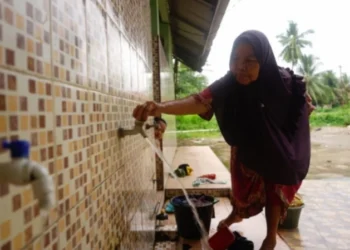 Warga Kelurahan Lambung Bukit, Kecamatan Pauh, Kota Padang, Sumatera Barat sedang memanfaatkan bantuan air bersih dari pemerintah. Foto: Tim Media Satgas PRR.