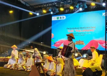 Tari Malamang yang dibawakan Sanggar Talang Sarueh dari SMK Negeri 7 Padang, di PKD Saraso Fest 2026, Kamis (1/10/2026)