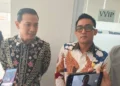 Sales Area Manager (SAM) Retail Sumatera Barat, Fakhri Rizal Hasibuan, bersama Ketua Komisi II DPRD Padang, usai hearing, Rabu (14/10/2026).