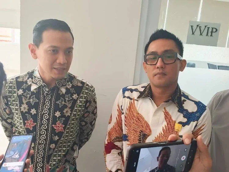 Sales Area Manager (SAM) Retail Sumatera Barat, Fakhri Rizal Hasibuan, bersama Ketua Komisi II DPRD Padang, usai hearing, Rabu (14/10/2026).