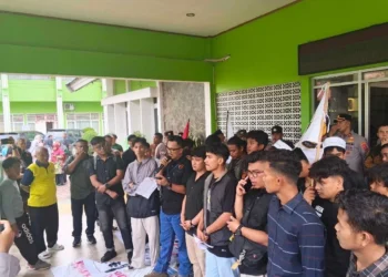 GMM-SM dan AJAK Sumbar Demo Kemenag Sumbar Usut Dugaan Penyimpangan Pengadaan Baju Batik Madrasah, Rabu (21/10/2026), sore.