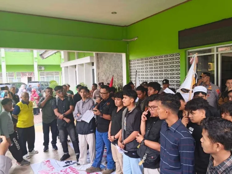 GMM-SM dan AJAK Sumbar Demo Kemenag Sumbar Usut Dugaan Penyimpangan Pengadaan Baju Batik Madrasah, Rabu (21/10/2026), sore.