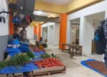 Suasana pedagang di Basement Blok II Pasar Raya Padang, Rabu (28/10/2026), siang.