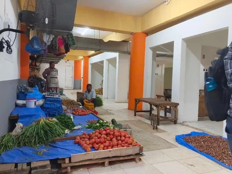 Suasana pedagang di Basement Blok II Pasar Raya Padang, Rabu (28/10/2026), siang.
