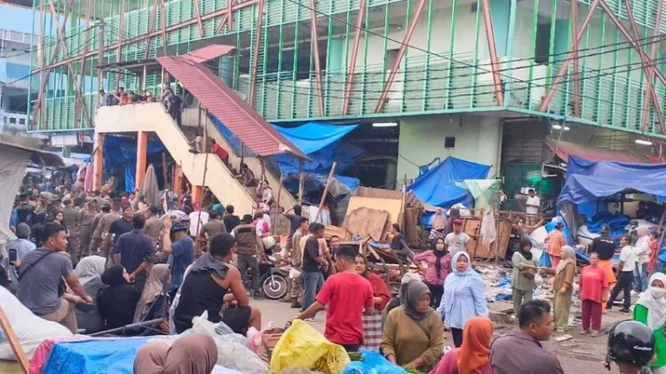 Penertiban PKL di kawasan Sandang Pangan Pasar Raya Padang, Rabu (21/10/2026)