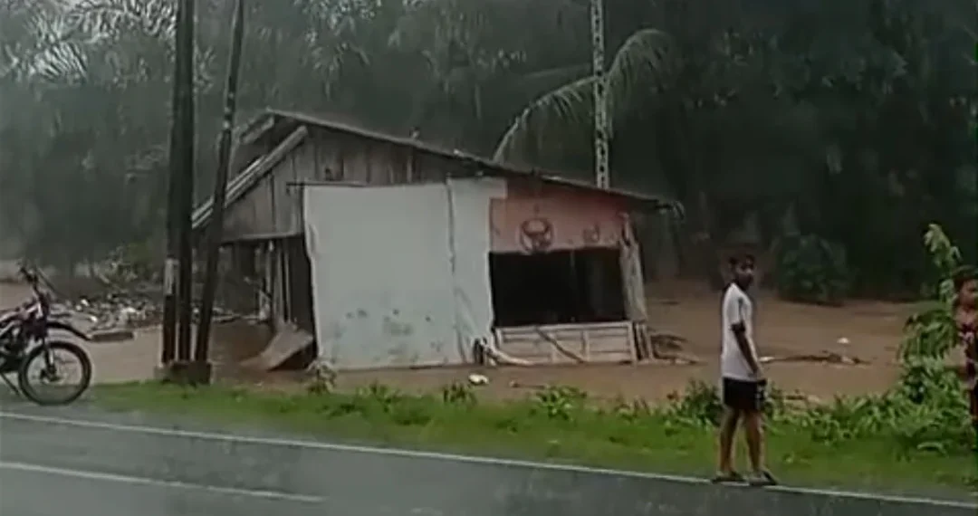 Detik-detik warung warga di Nagari Limau Purut Tapan diseret luapan sungai, Sabtu (10/10/2026), sore.