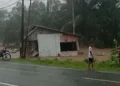 Detik-detik warung warga di Nagari Limau Purut Tapan diseret luapan sungai, Sabtu (10/10/2026), sore.