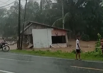 Detik-detik warung warga di Nagari Limau Purut Tapan diseret luapan sungai, Sabtu (10/10/2026), sore.
