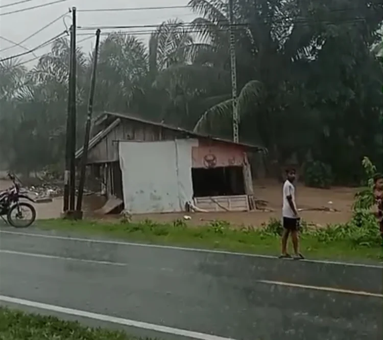 Detik-detik warung warga di Nagari Limau Purut Tapan diseret luapan sungai, Sabtu (10/10/2026), sore.