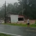 Detik-detik warung warga di Nagari Limau Purut Tapan diseret luapan sungai, Sabtu (10/10/2026), sore.