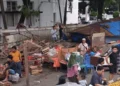 PKL Sandang Pangan Pasar Raya Padang Akhirnya Bongkar Lapak Secara Mandiri, Rabu (21/10/2026).
