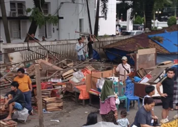 PKL Sandang Pangan Pasar Raya Padang Akhirnya Bongkar Lapak Secara Mandiri, Rabu (21/10/2026).