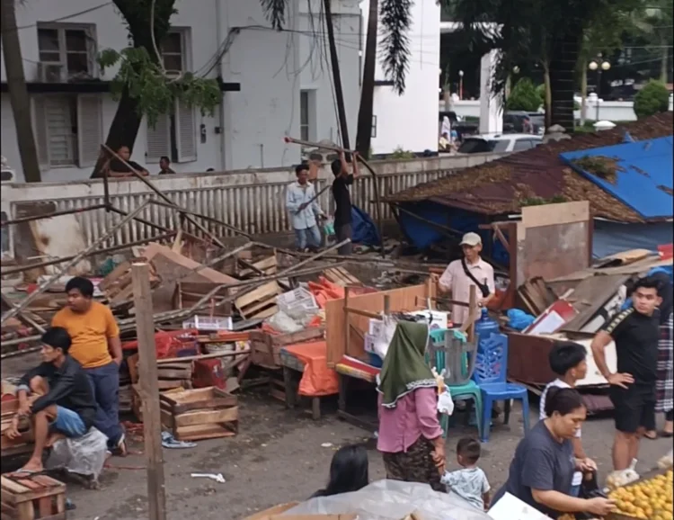 PKL Sandang Pangan Pasar Raya Padang Akhirnya Bongkar Lapak Secara Mandiri, Rabu (21/10/2026).