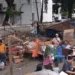 PKL Sandang Pangan Pasar Raya Padang Akhirnya Bongkar Lapak Secara Mandiri, Rabu (21/10/2026).