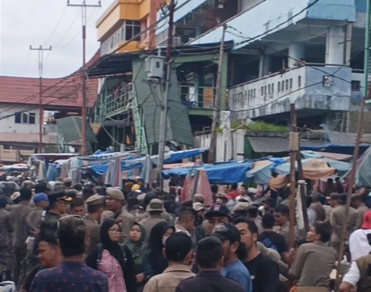 Satpol PP Padang menertibkan PKL di kawasan Sandang Pangan, Rabu (21/10/2026), sore.