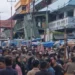 Satpol PP Padang menertibkan PKL di kawasan Sandang Pangan, Rabu (21/10/2026), sore.