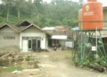 Warga Kelurahan Lambung Bukit, Kecamatan Pauh, Kota Padang, Sumatera Barat sedang memanfaatkan bantuan air bersih dari pemerintah. Foto: Tim Media Satgas PRR.