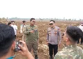 Wakil Ketua Antar Hubungan Lembaga Satgas PRR Korwil Sumbar, Kombes Pol Dennie Andreas Dharmawan bersama Kapolres Agam, AKBP Masnoni, dan pemangku kepentingan terkait meninjau lokasi pematangan lahan hunian tetap (Huntap) di Padang Mardani, Nagari Manggopoh, Kecamatan Lubuk Basung, Kabupaten Agam, Sumatera Barat, Rabu (14/10/2026). (Dok: Tim Media Satgas PRR).