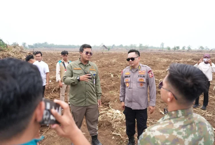 Wakil Ketua Antar Hubungan Lembaga Satgas PRR Korwil Sumbar, Kombes Pol Dennie Andreas Dharmawan bersama Kapolres Agam, AKBP Masnoni, dan pemangku kepentingan terkait meninjau lokasi pematangan lahan hunian tetap (Huntap) di Padang Mardani, Nagari Manggopoh, Kecamatan Lubuk Basung, Kabupaten Agam, Sumatera Barat, Rabu (14/10/2026). (Dok: Tim Media Satgas PRR).