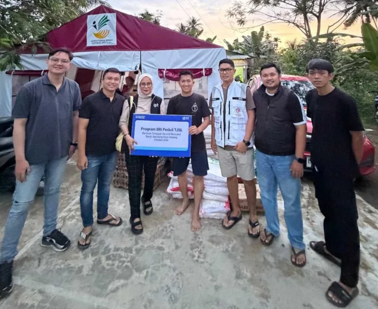 BRI Branch Office (BO) Khatib Sulaiman dan BO Padang menyerahkan bantuan di Padang
