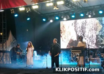 Komposer muda asal Kota Padang, Rofi Rahmatullah di Panggung PKD Saraso Fest Sumbar 2026 bersama rekannya, Rabu (30/9/2026), malam