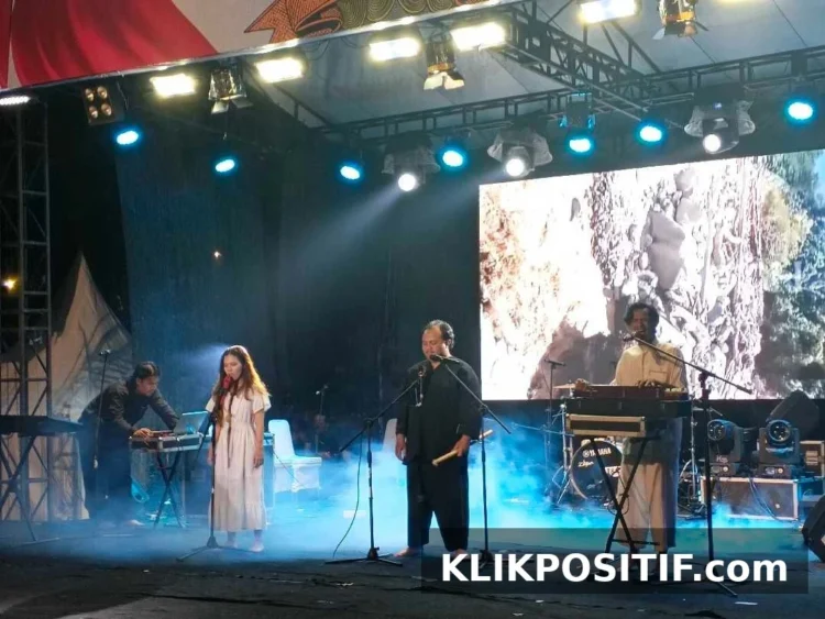 Komposer muda asal Kota Padang, Rofi Rahmatullah di Panggung PKD Saraso Fest Sumbar 2026 bersama rekannya, Rabu (30/9/2026), malam