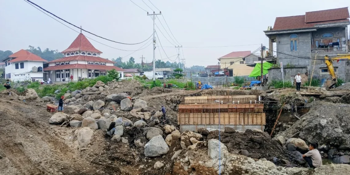 Pembangunan Jembatan Bukik Batabuah Agam sudah mencapai 55 Persen (Tim Media Satgas PRR)
