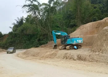 Jalan Kecamatan IV Koto, Kabupaten Agam, Sumatera Barat Mulai Dipulihkan (Dok.Tim Media Satgas PRR)