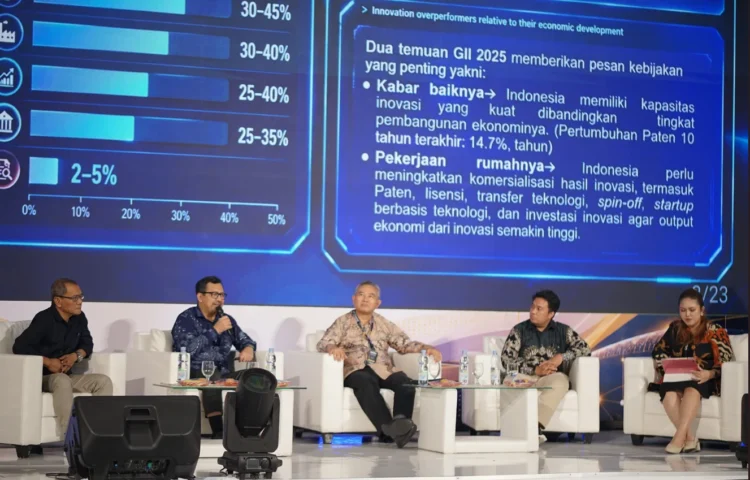 Para narasumber berbincang dalam sesi talkshow mengenai hilirisasi riset dan inovasi pada rangkaian UI Innovation Festival 2026 di Gandaria City, Jakarta, Jumat (2/10/2026).